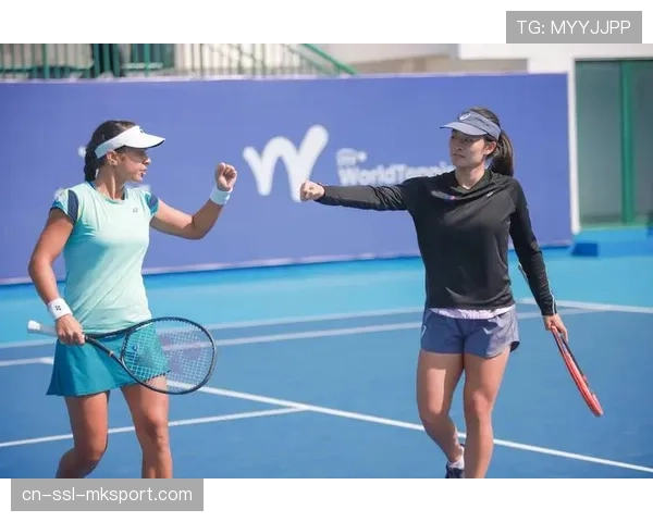 跳水世界杯混合全能赛,一对跨国组合因幽默的同步失误获得全场掌声 跳水世界杯混合全能赛,一对跨国组合因幽默的同步失误获得全场掌声